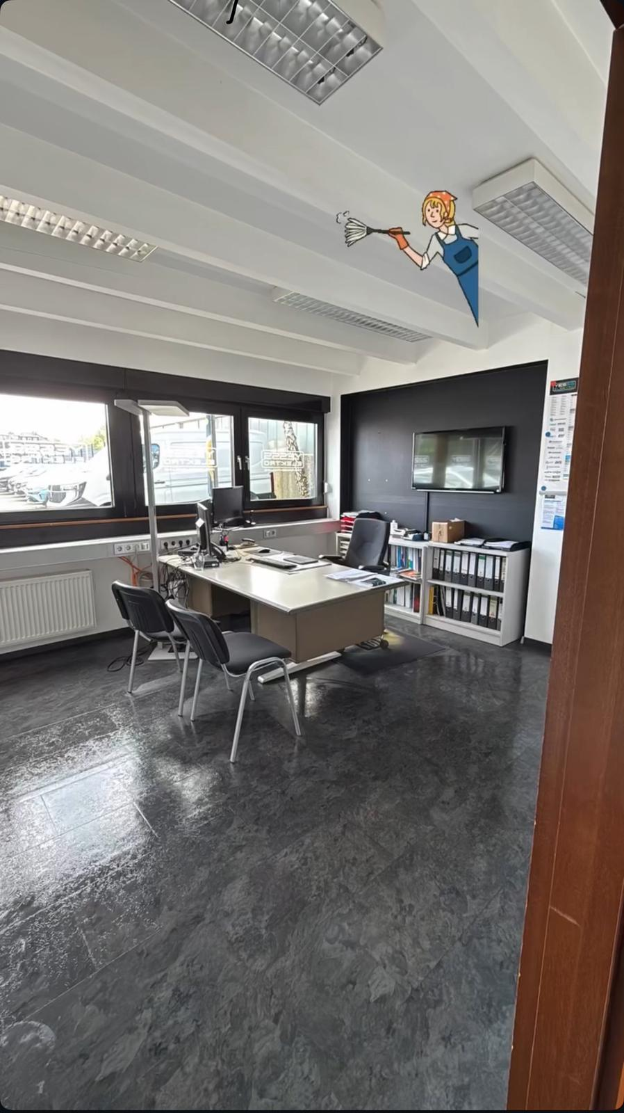 Gereinigtes Büro mit gepflegtem Boden in Kassel