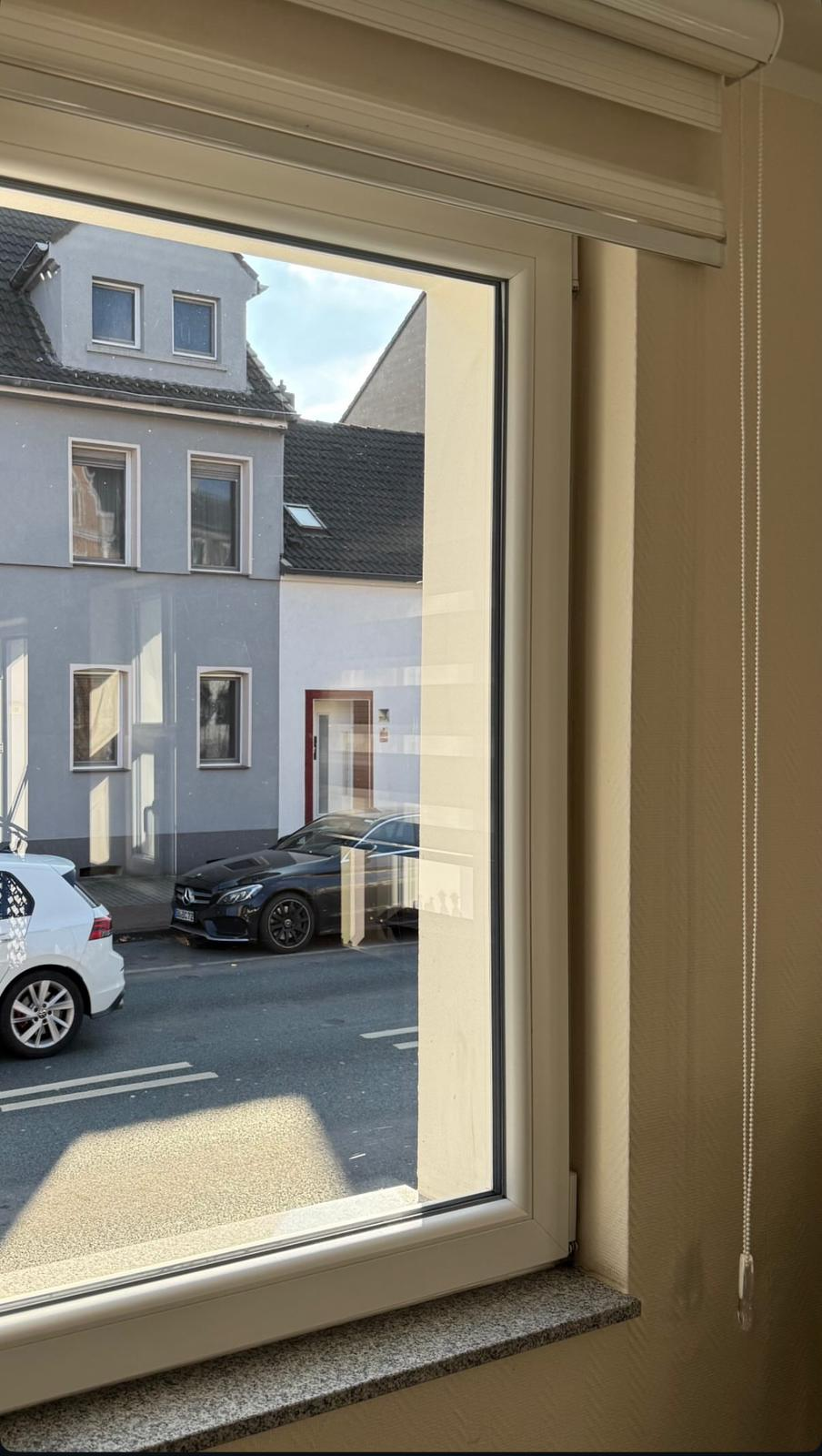 Streifenfrei gereinigtes Fenster mit klarer Aussicht