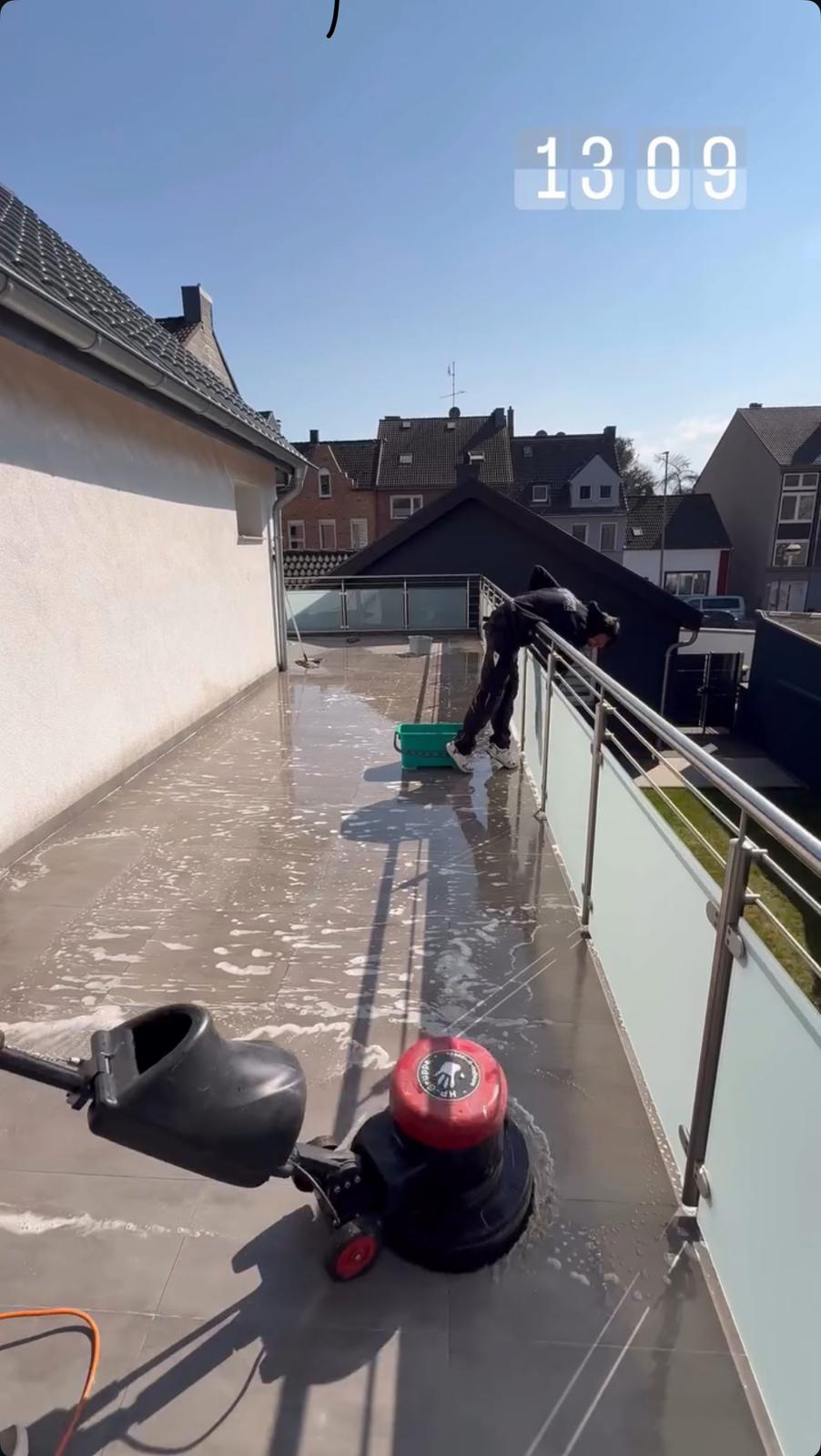 Terrassen-Grundreinigung mit Einscheibenmaschine